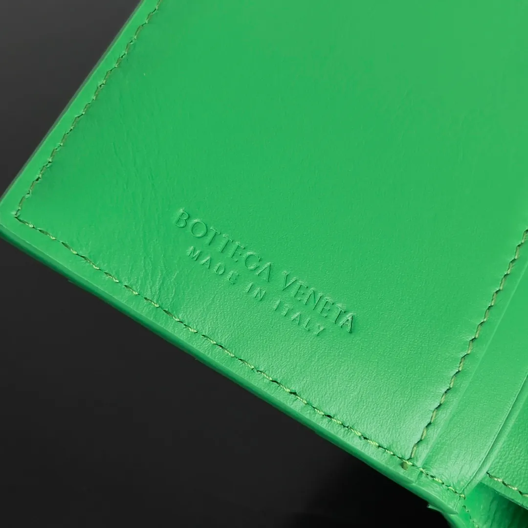 Batch 960 of BOTTEGA VENETA’s new woven small wallets are now shipping! ! ! 🥰🥰Made of carefully selected first-layer sheepskin fabric, this small luxury wallet has an elegant appearance and is also full of practicality. It can store change, driver's license and various cards at the same time. It is so small that it can be put in your pocket and carried with you. It is really convenient [Applause][Applause] Style No.: 667468 Size: 14.5*9.3*2cm